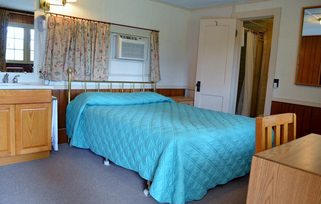 Chamber Lane Motel Round Lake Exteriér fotografie